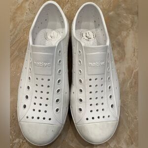 Native Jefferson white shoes